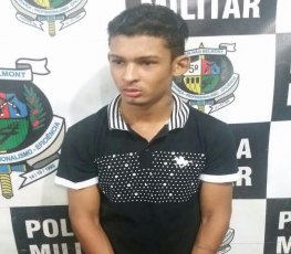 FLAGRANTE: PM prende jovem com pistola de uso restrito e moto roubada 